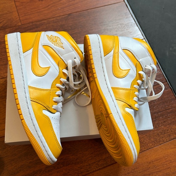 Nike WMNS Air Jordan 1 Mid in White and Gold - Picture 10 of 10